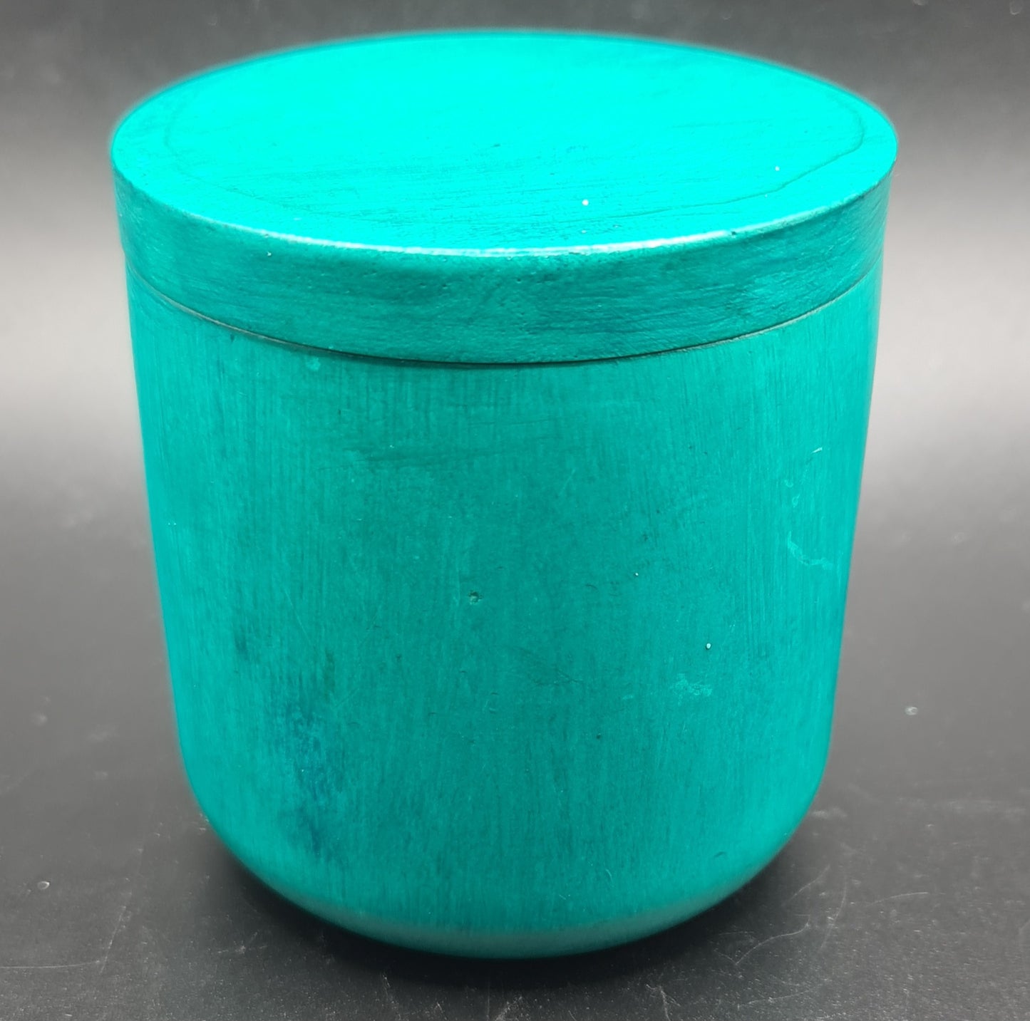 Minimalist simple-pot candle, perfect for understated elegance in any setting