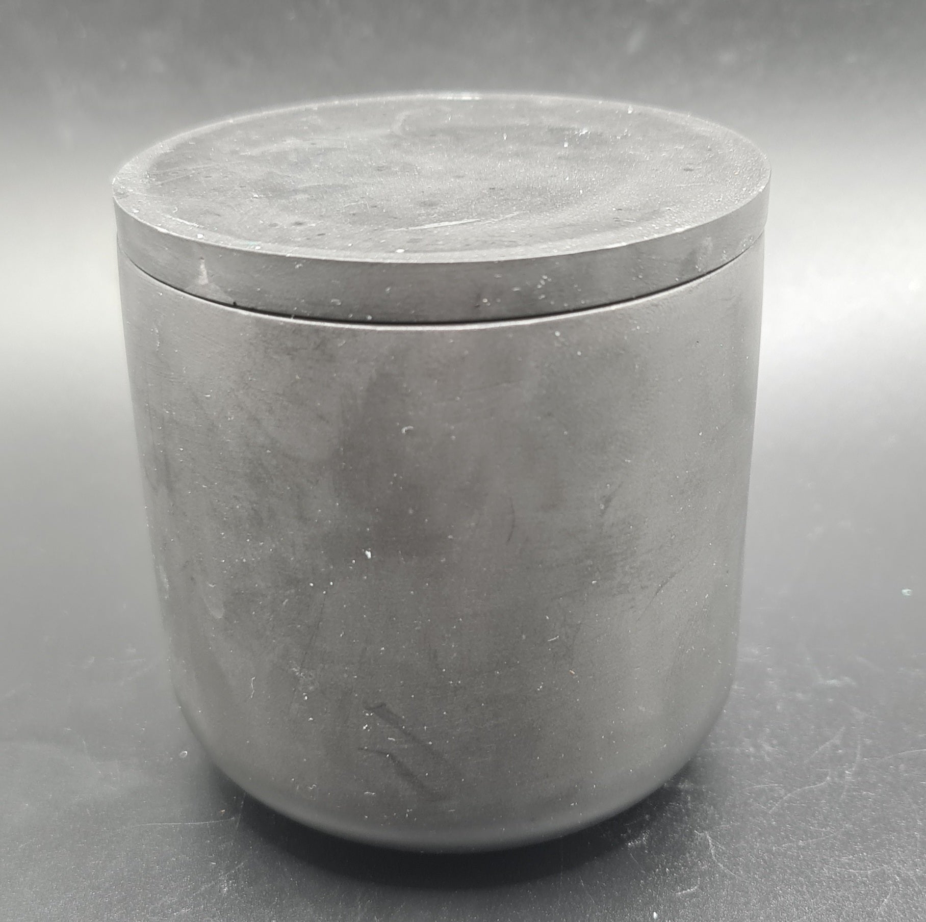 Handcrafted simple-pot candle, offering a clean and classic design.
