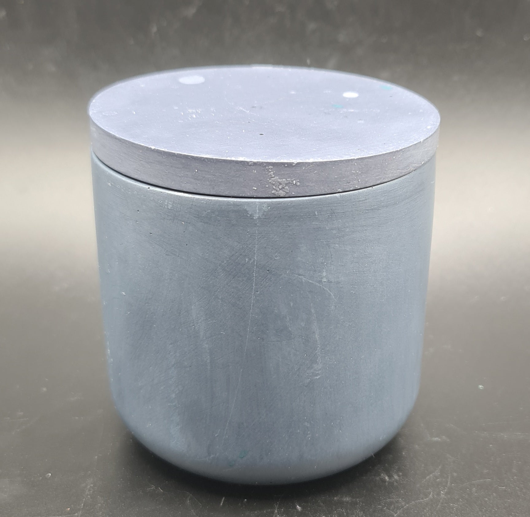 Sleek and stylish simple-pot candle, a versatile addition to your decor.