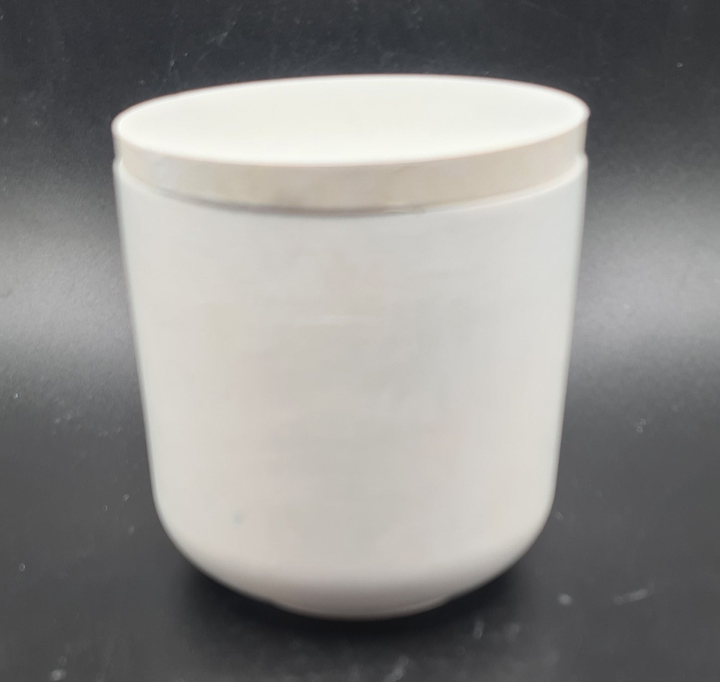 Elegantly designed simple-pot candle, blending beauty with simplicity.
