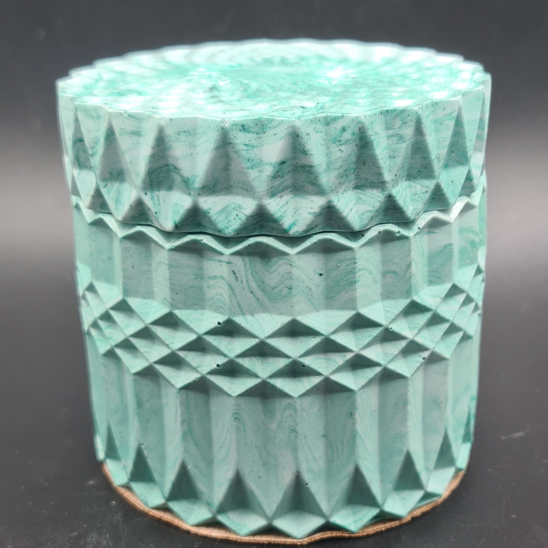 Eye-catching geometric design candle pot for a sophisticated atmosphere